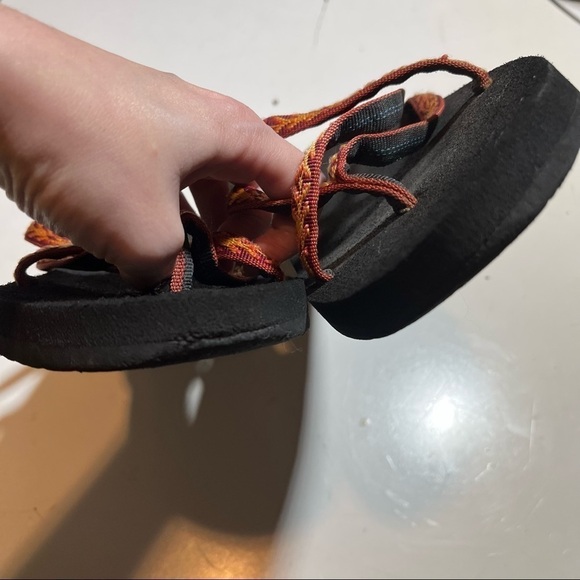 Teva Sandals Women's Olowahu Flip-Flop Orange Red Strappy Size 11 FLAWED. - Picture 4 of 7